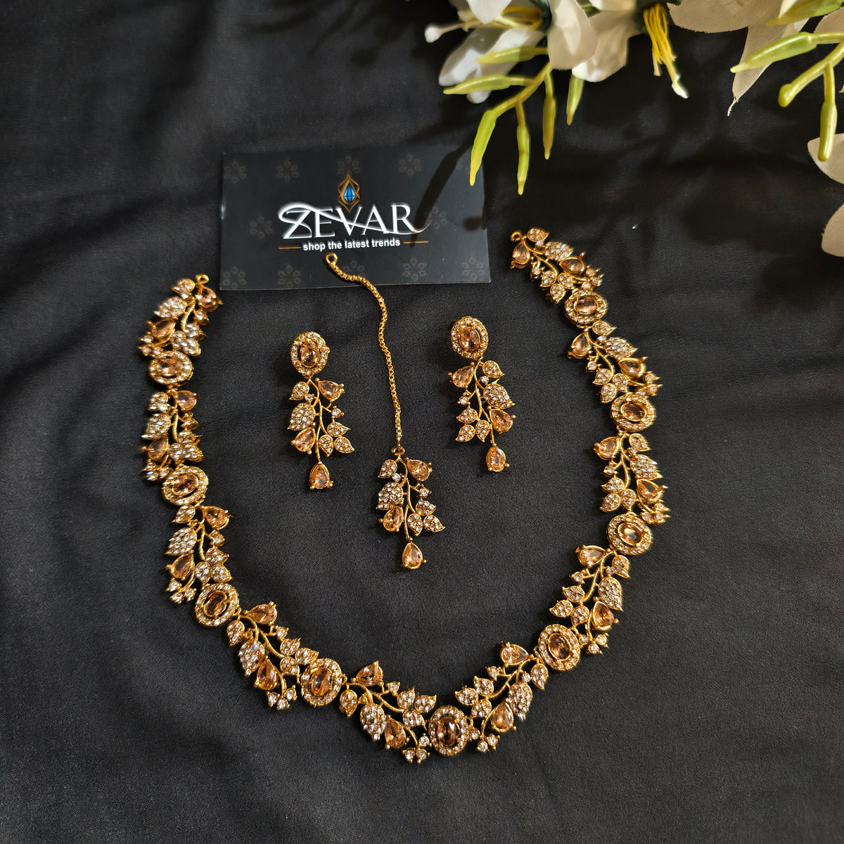 Sleek Leaf Pattern Party Wear Jewellery Set with Earrings & Maang Tikka | Zevar